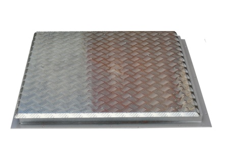 Алюминиевый уличный люк амо al 900*900 в рифленом квадрате